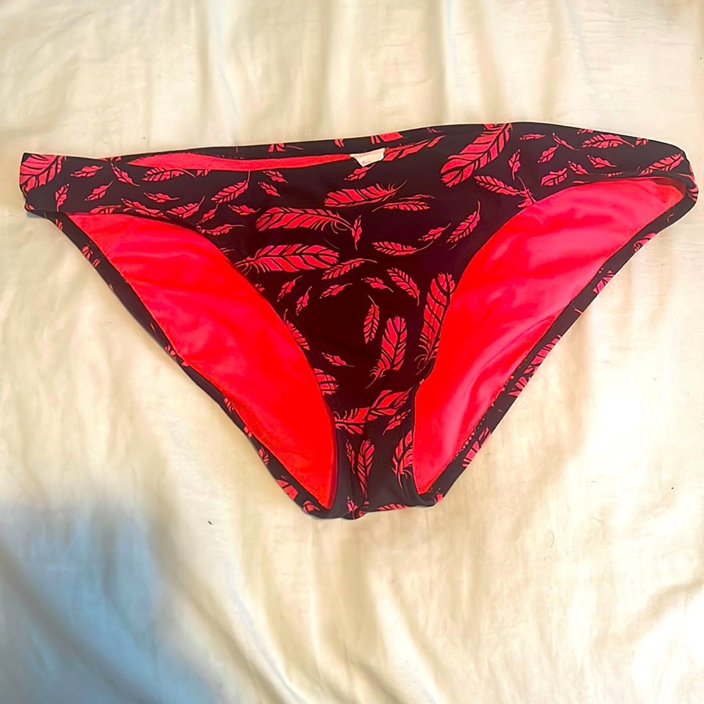 Black and red feather print bikini bottoms